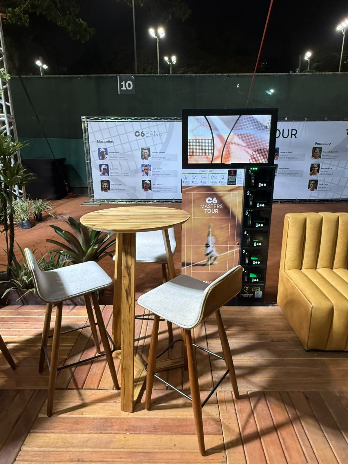 Totem com tela personalizado para C6 em lounge com bancos