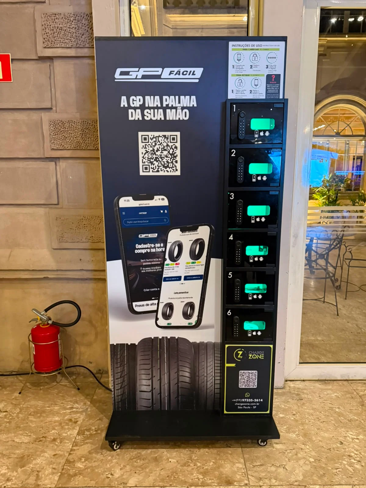 Totem sem tela com identidade visual do evento